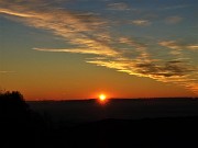 75 Il sole rosseggiante all'orizzonte sta calando sul Monviso